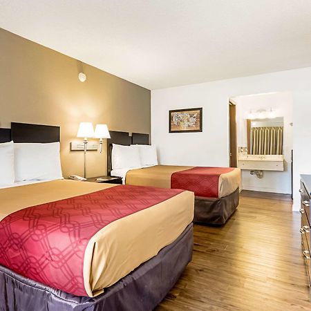 פרמרס בראנץ' Econo Lodge Airport I-35 North מראה חיצוני תמונה