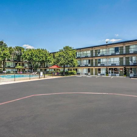 פרמרס בראנץ' Econo Lodge Airport I-35 North מראה חיצוני תמונה