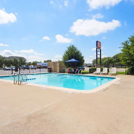 פרמרס בראנץ' Econo Lodge Airport I-35 North מראה חיצוני תמונה