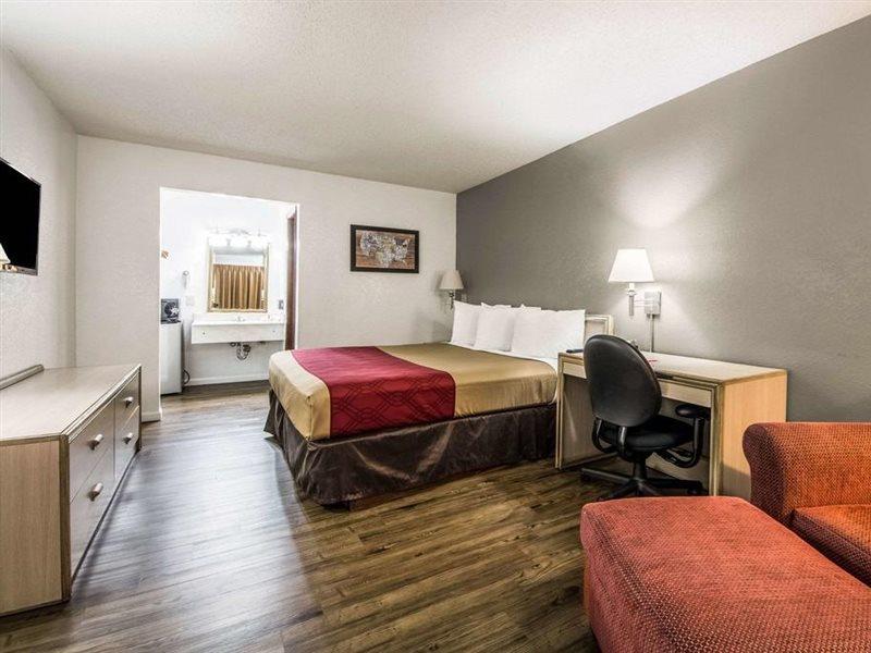 פרמרס בראנץ' Econo Lodge Airport I-35 North מראה חיצוני תמונה
