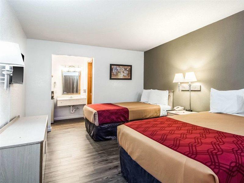 פרמרס בראנץ' Econo Lodge Airport I-35 North מראה חיצוני תמונה