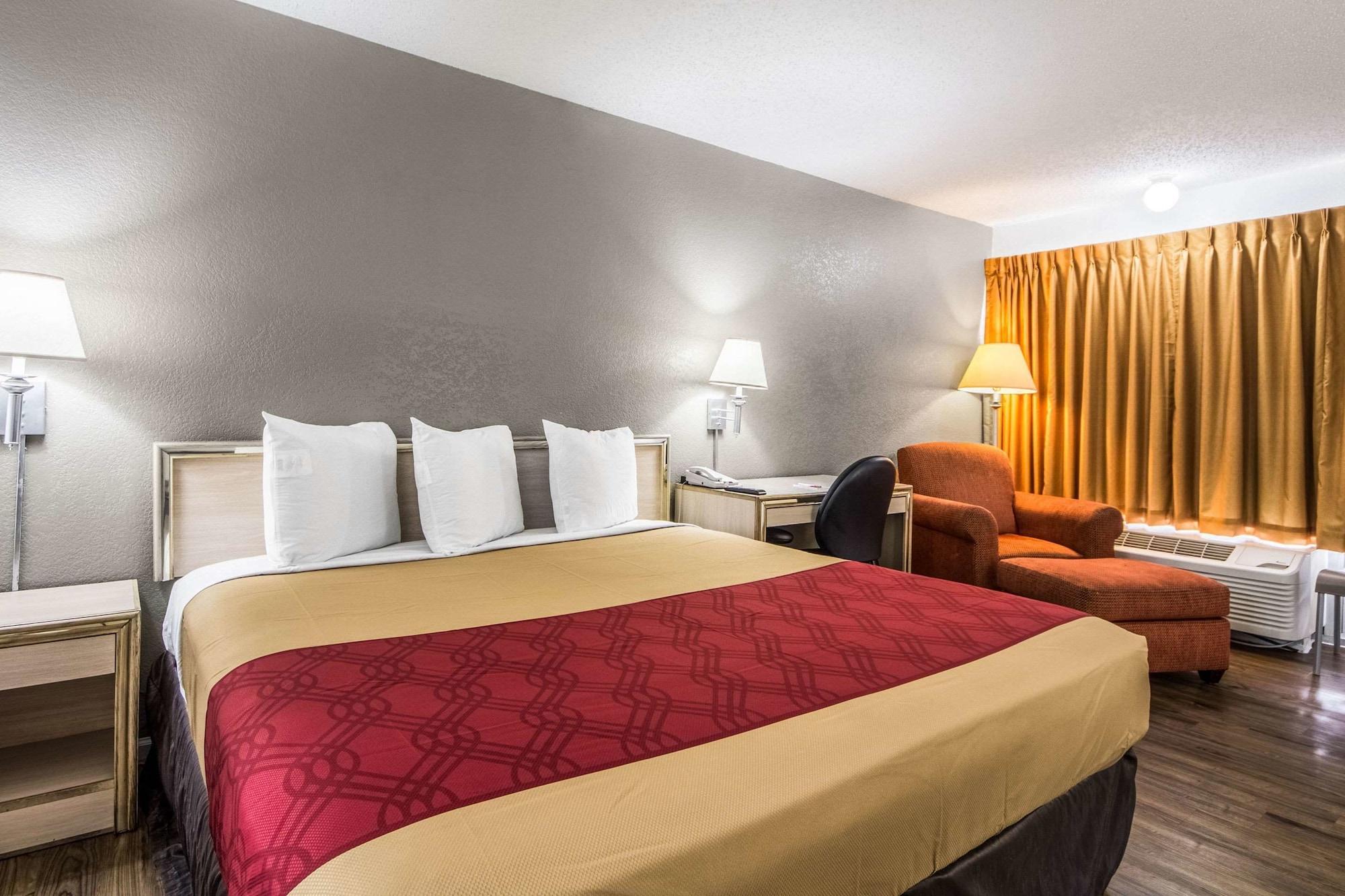 פרמרס בראנץ' Econo Lodge Airport I-35 North מראה חיצוני תמונה
