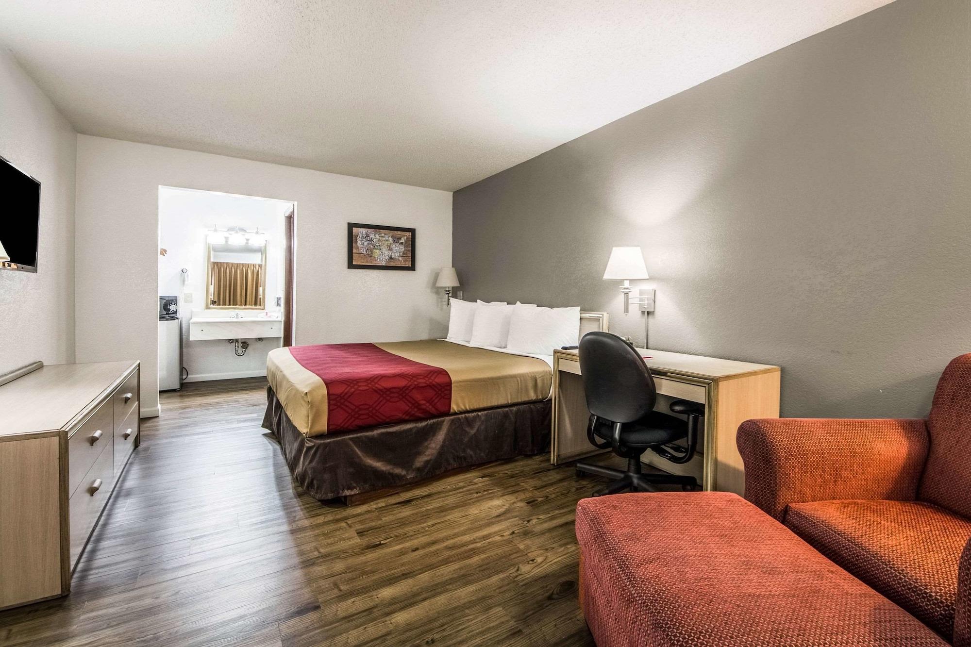 פרמרס בראנץ' Econo Lodge Airport I-35 North מראה חיצוני תמונה