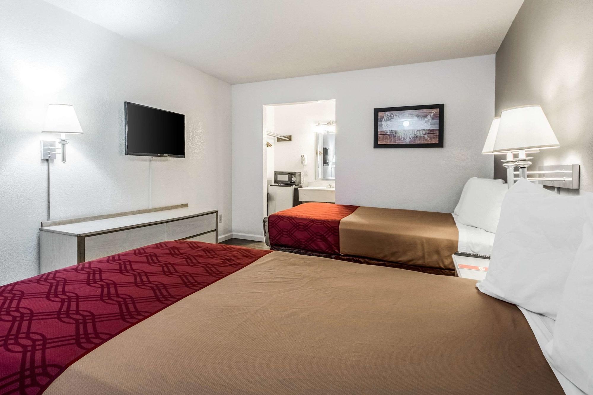 פרמרס בראנץ' Econo Lodge Airport I-35 North מראה חיצוני תמונה