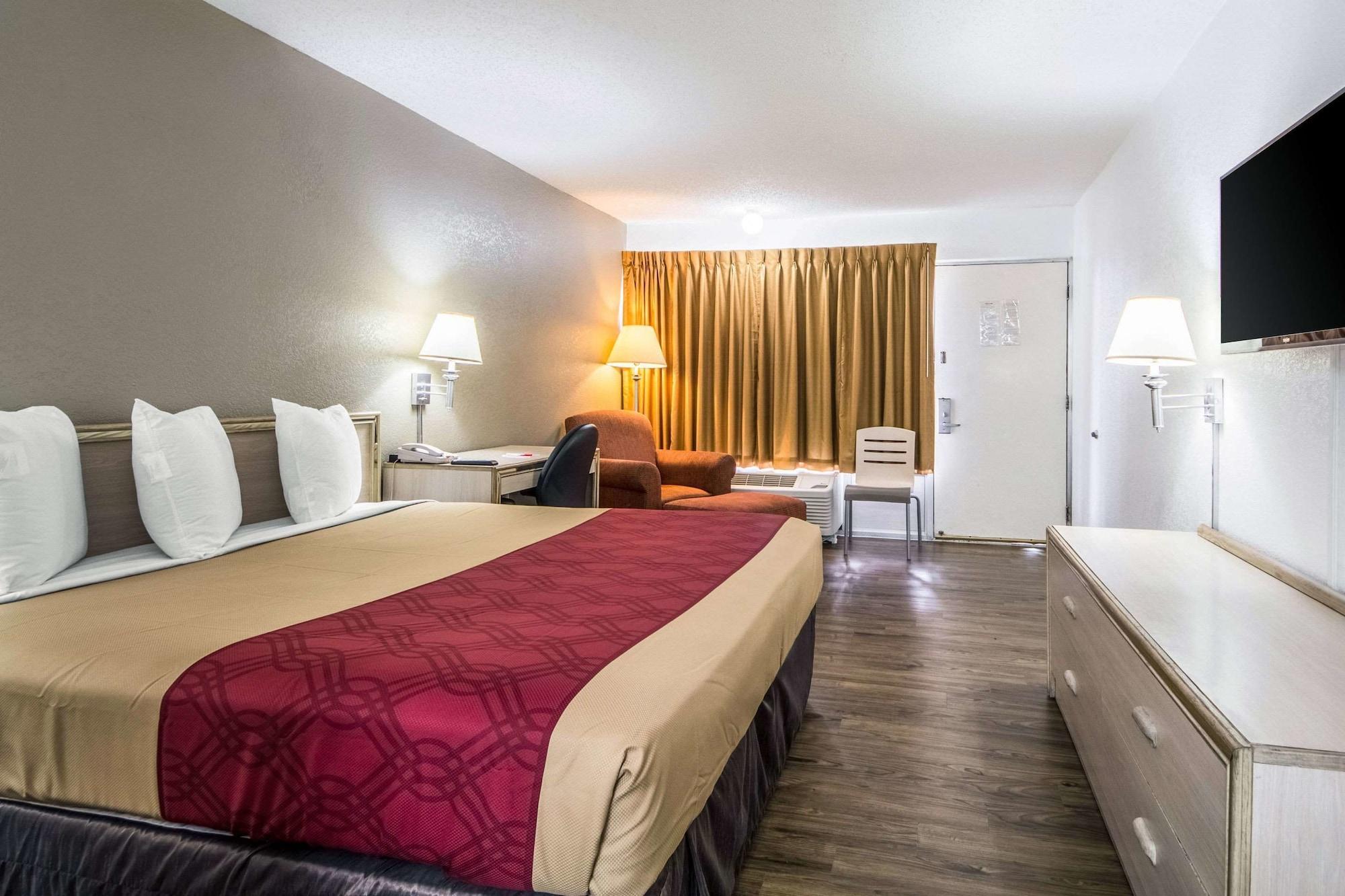 פרמרס בראנץ' Econo Lodge Airport I-35 North מראה חיצוני תמונה