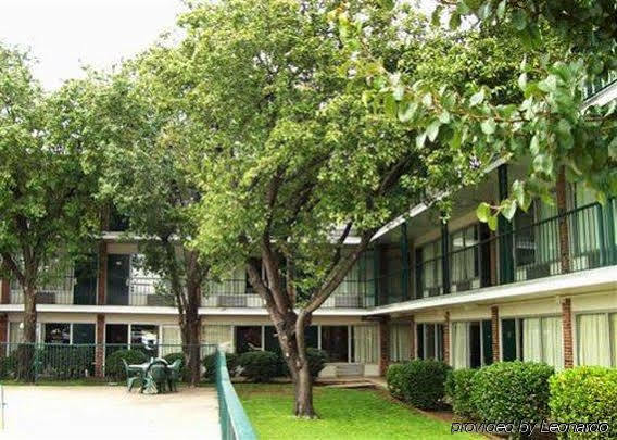 פרמרס בראנץ' Econo Lodge Airport I-35 North מראה חיצוני תמונה