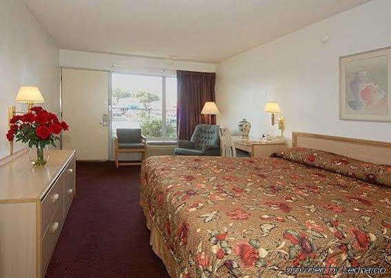 פרמרס בראנץ' Econo Lodge Airport I-35 North מראה חיצוני תמונה