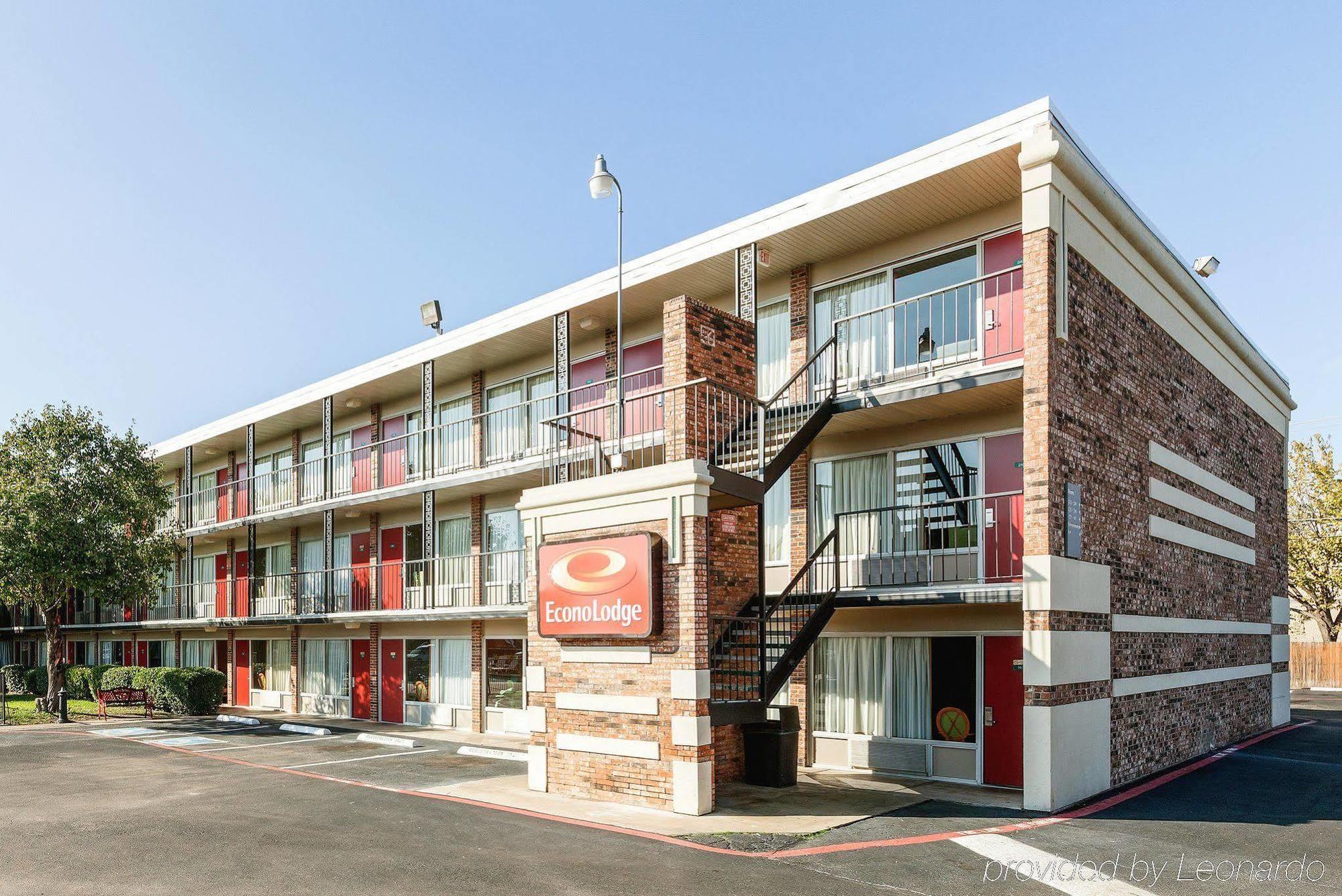 פרמרס בראנץ' Econo Lodge Airport I-35 North מראה חיצוני תמונה