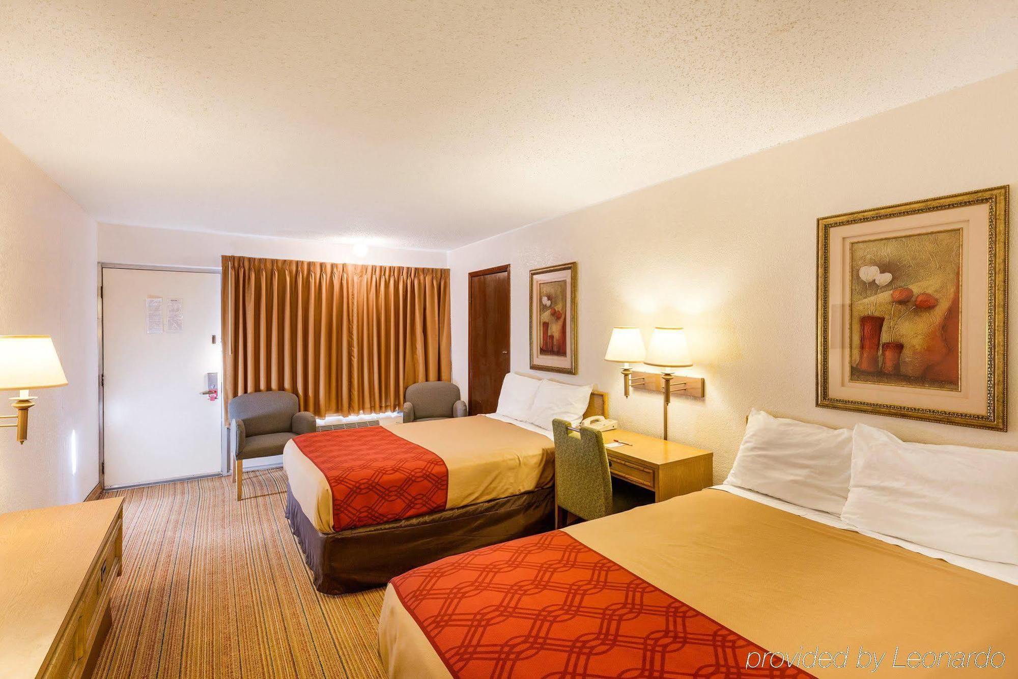 פרמרס בראנץ' Econo Lodge Airport I-35 North מראה חיצוני תמונה