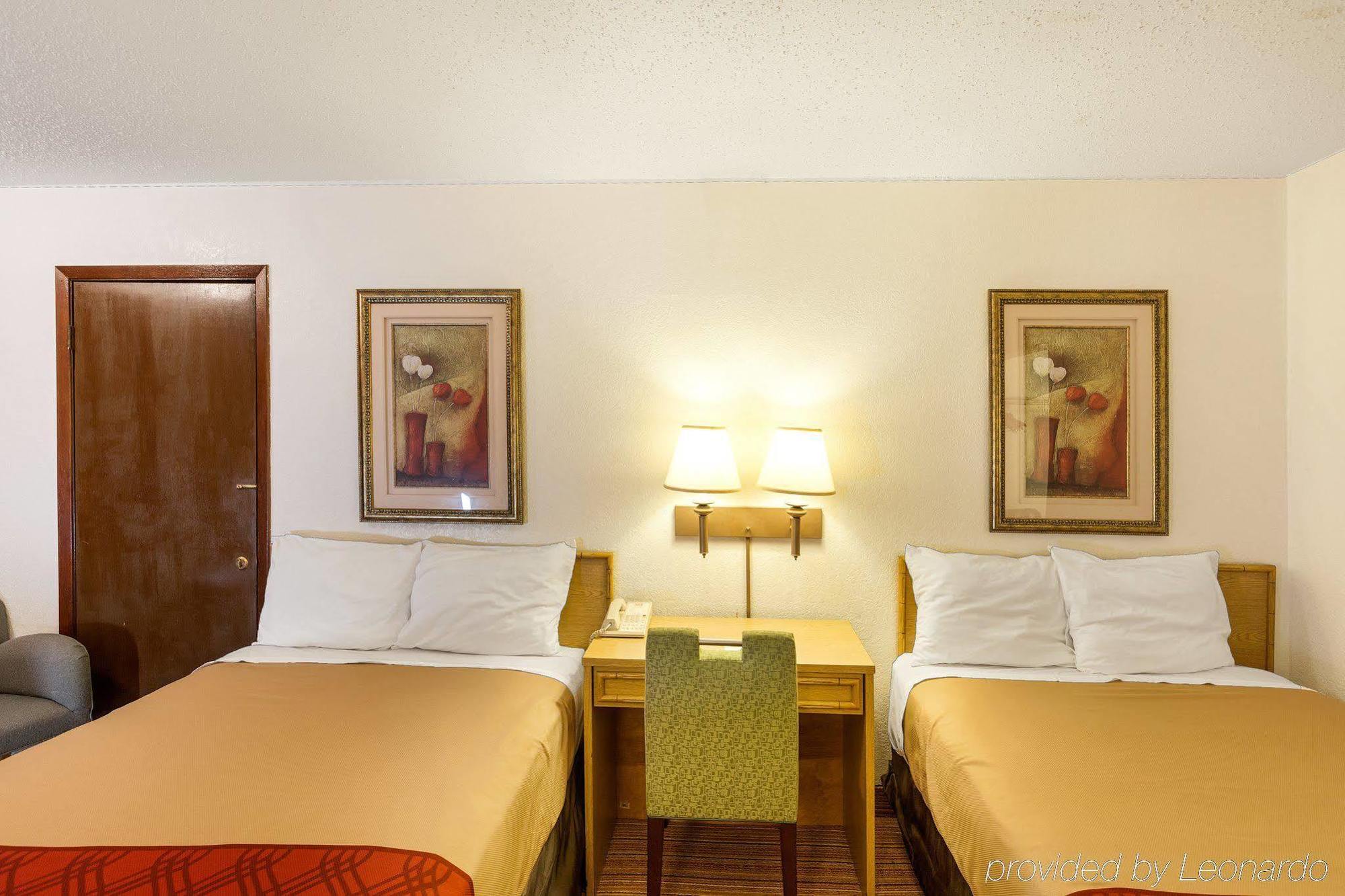 פרמרס בראנץ' Econo Lodge Airport I-35 North מראה חיצוני תמונה