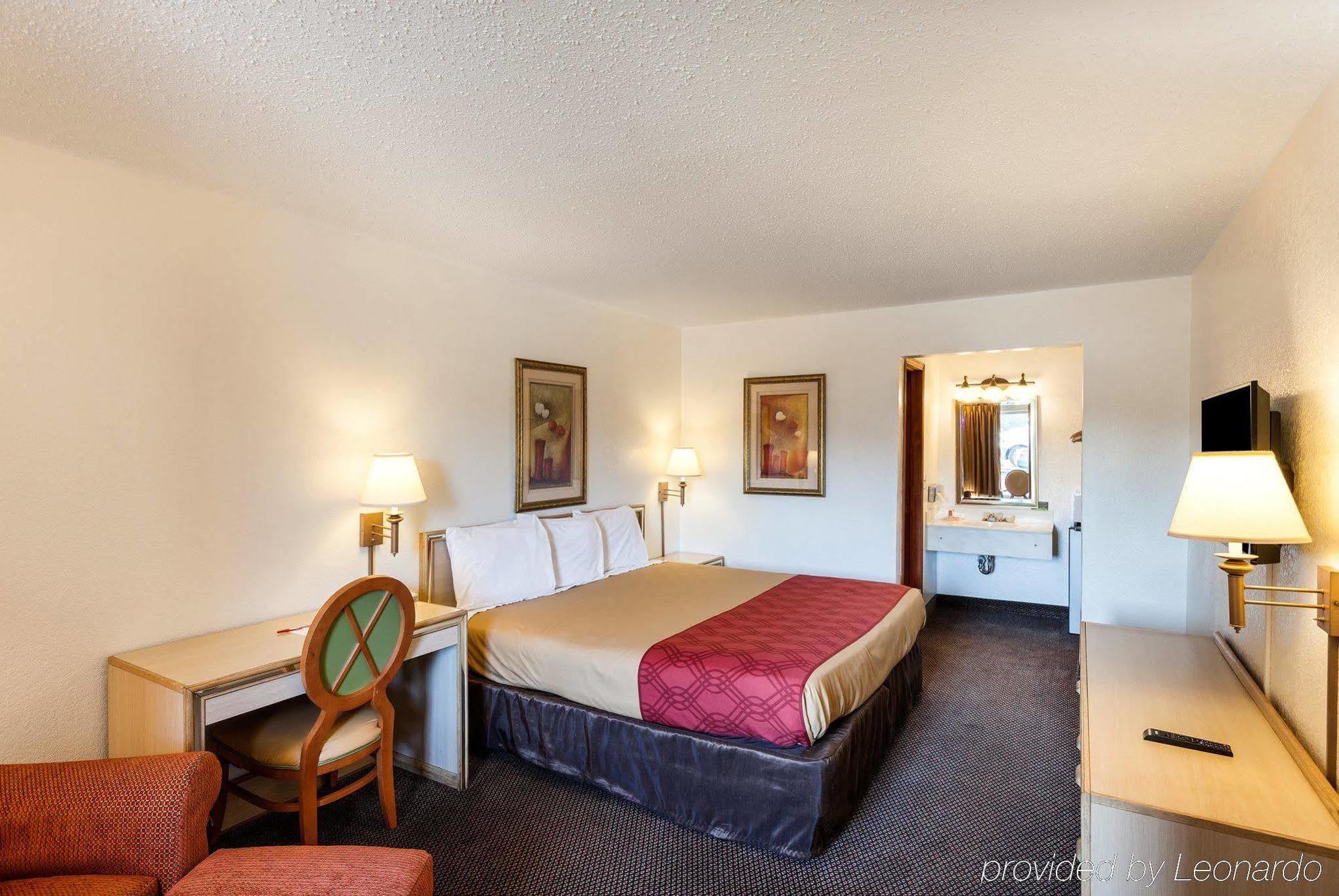 פרמרס בראנץ' Econo Lodge Airport I-35 North מראה חיצוני תמונה