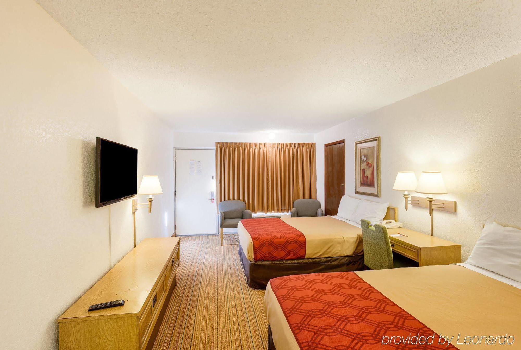 פרמרס בראנץ' Econo Lodge Airport I-35 North מראה חיצוני תמונה