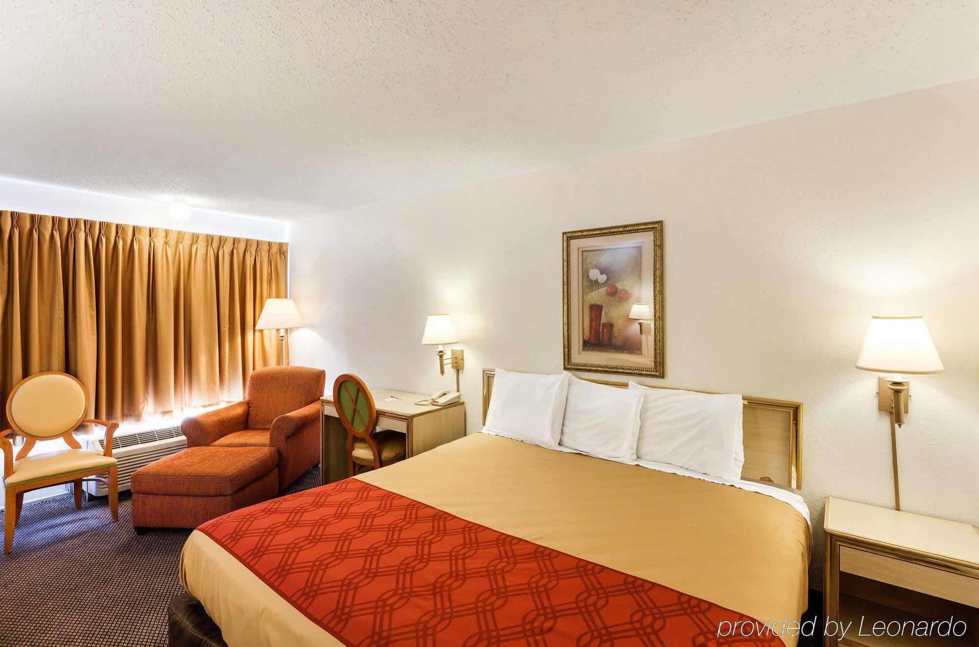 פרמרס בראנץ' Econo Lodge Airport I-35 North מראה חיצוני תמונה