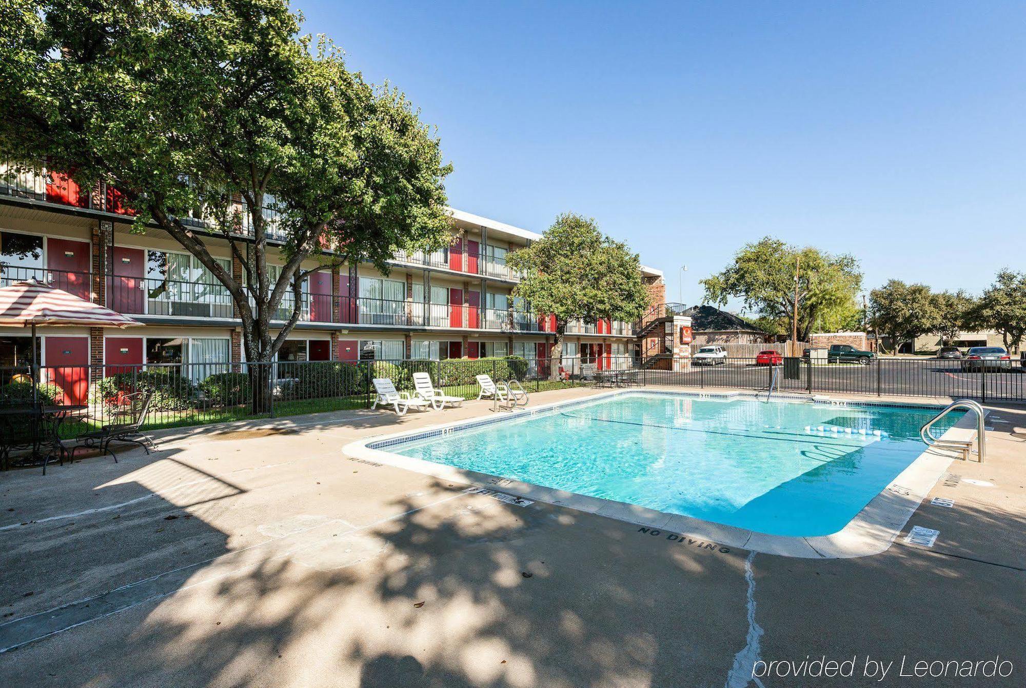 פרמרס בראנץ' Econo Lodge Airport I-35 North מראה חיצוני תמונה