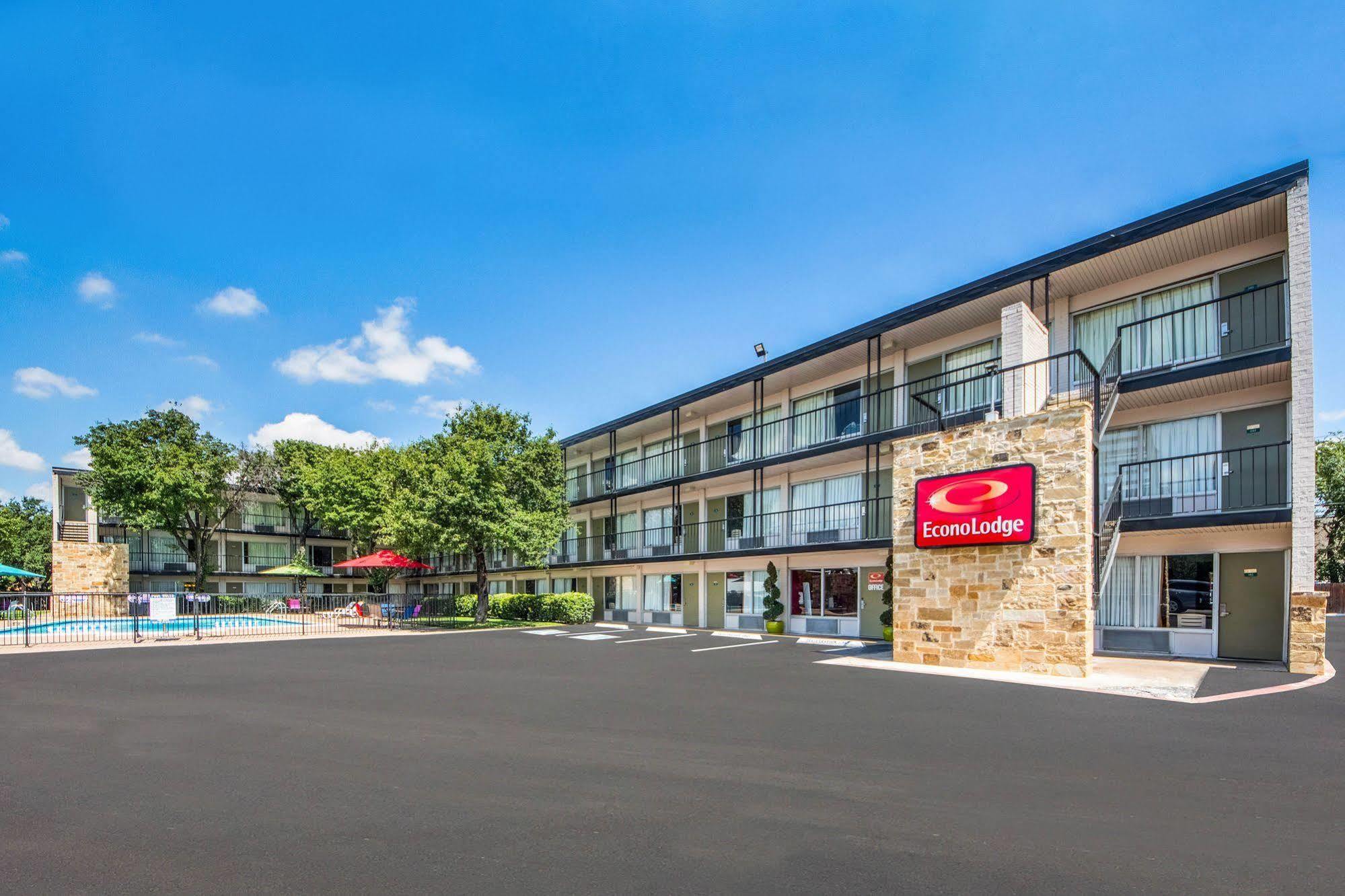 פרמרס בראנץ' Econo Lodge Airport I-35 North מראה חיצוני תמונה