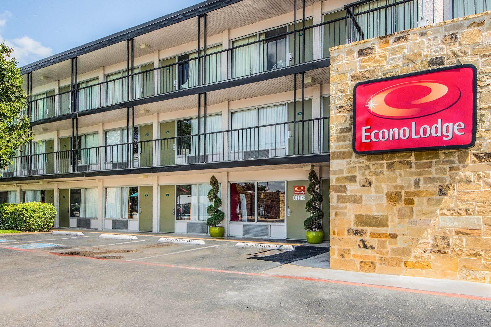 פרמרס בראנץ' Econo Lodge Airport I-35 North מראה חיצוני תמונה