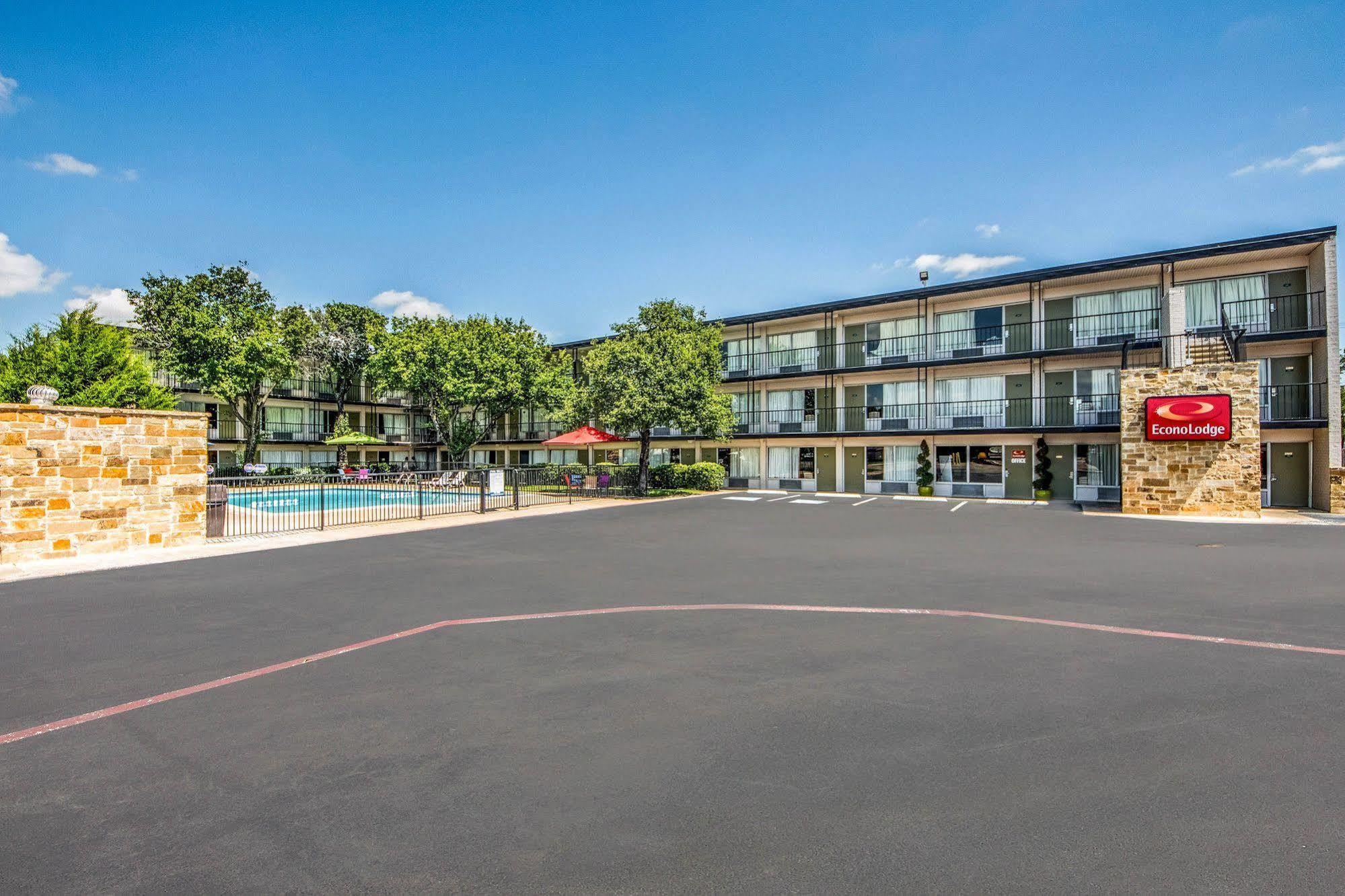 פרמרס בראנץ' Econo Lodge Airport I-35 North מראה חיצוני תמונה