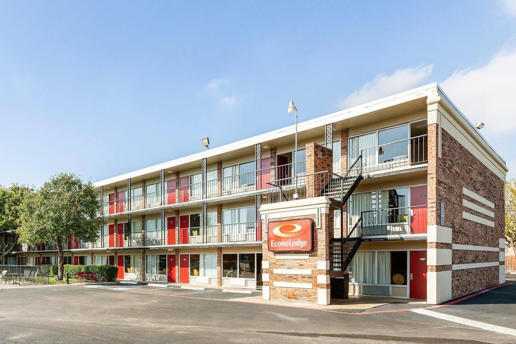 פרמרס בראנץ' Econo Lodge Airport I-35 North מראה חיצוני תמונה
