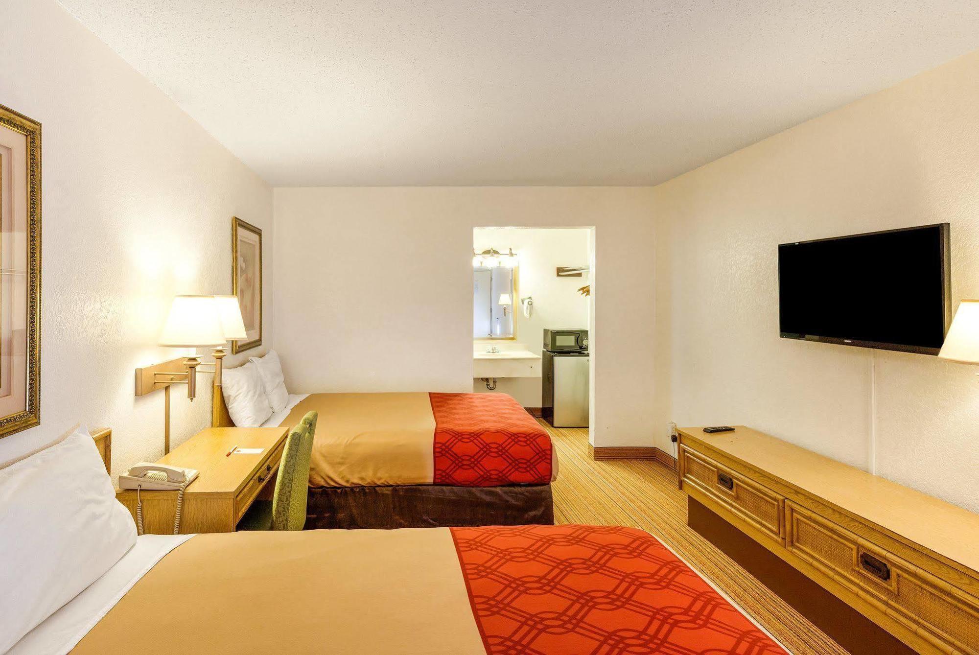 פרמרס בראנץ' Econo Lodge Airport I-35 North מראה חיצוני תמונה