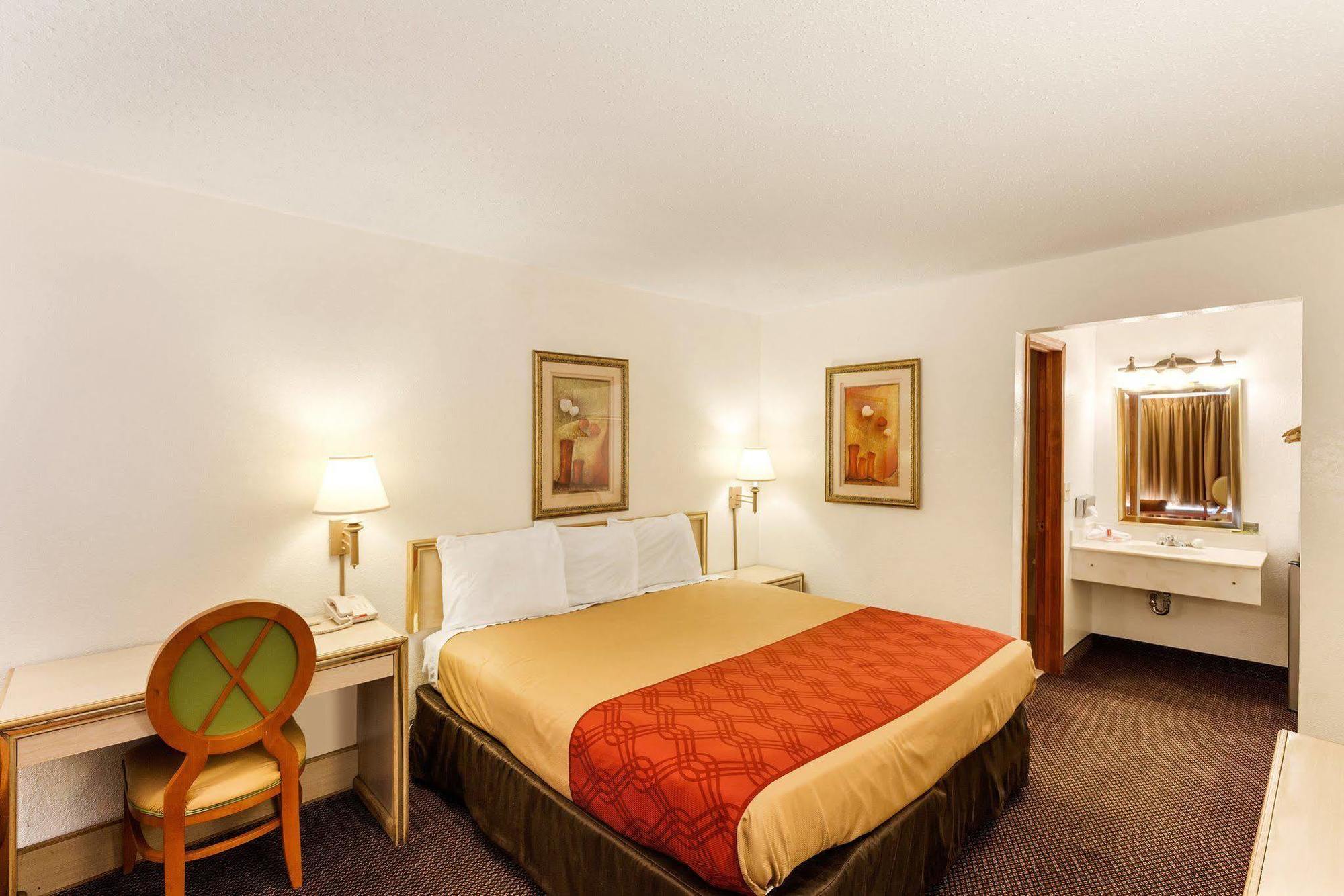 פרמרס בראנץ' Econo Lodge Airport I-35 North מראה חיצוני תמונה