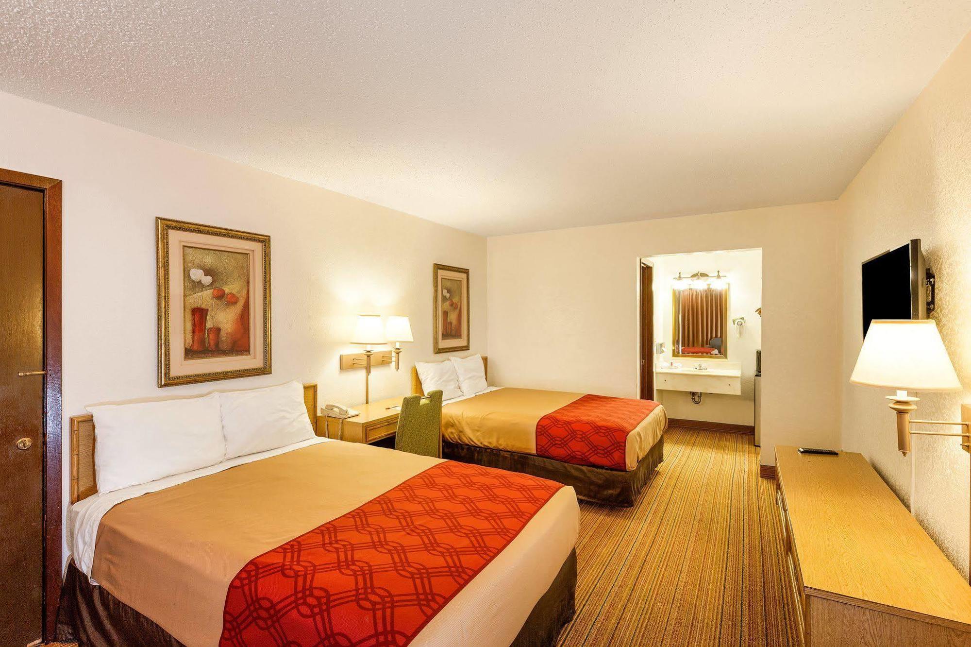 פרמרס בראנץ' Econo Lodge Airport I-35 North מראה חיצוני תמונה