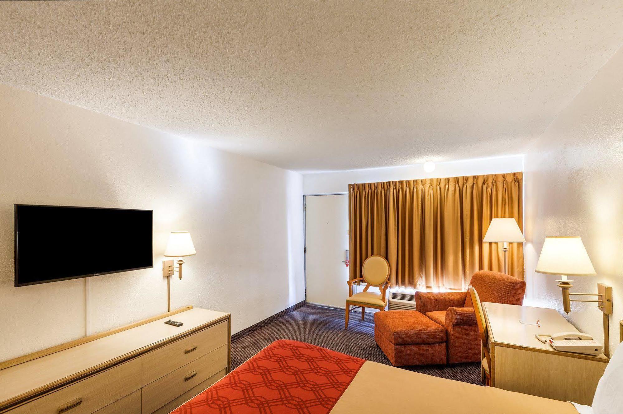פרמרס בראנץ' Econo Lodge Airport I-35 North מראה חיצוני תמונה