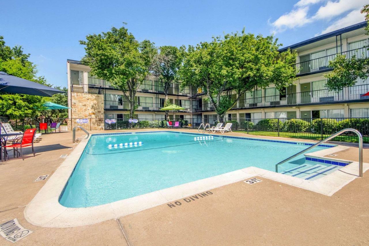 פרמרס בראנץ' Econo Lodge Airport I-35 North מראה חיצוני תמונה