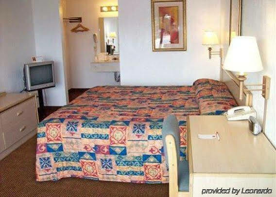 פרמרס בראנץ' Econo Lodge Airport I-35 North מראה חיצוני תמונה