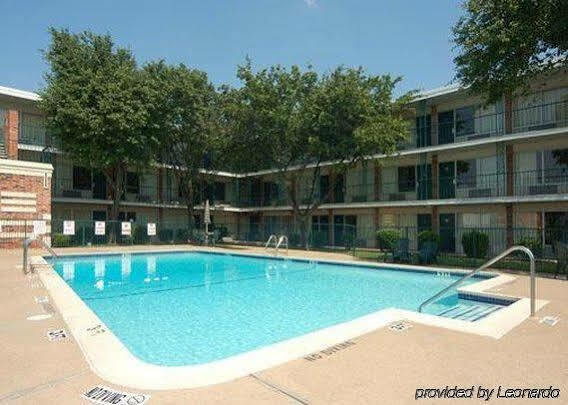 פרמרס בראנץ' Econo Lodge Airport I-35 North מראה חיצוני תמונה