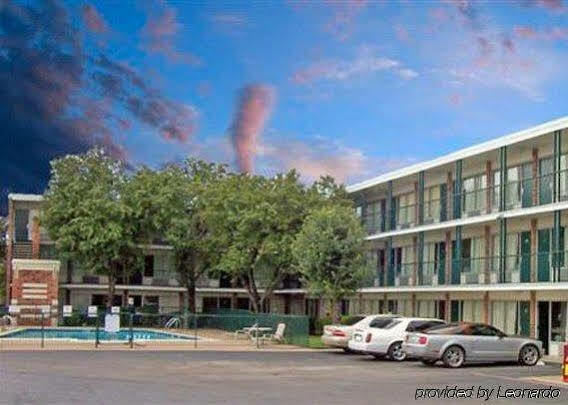 פרמרס בראנץ' Econo Lodge Airport I-35 North מראה חיצוני תמונה