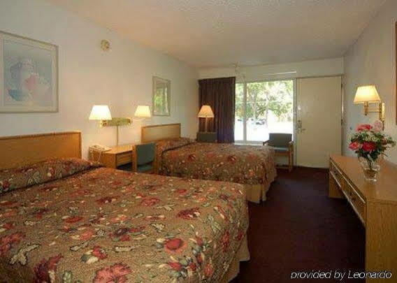 פרמרס בראנץ' Econo Lodge Airport I-35 North מראה חיצוני תמונה